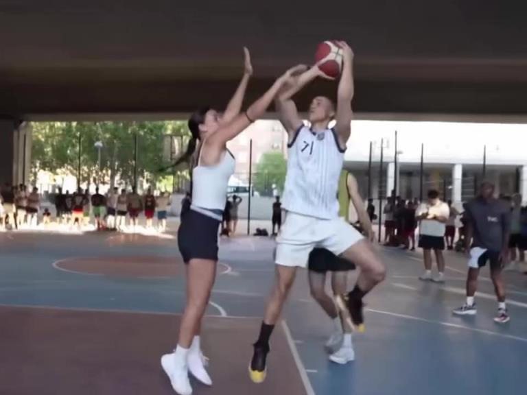 从来都不对抗的小控卫,居然主动寻找对抗