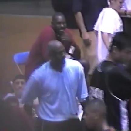 1997年姚明和刘炜一起参加乔丹训练营,与乔丹同场竞技!