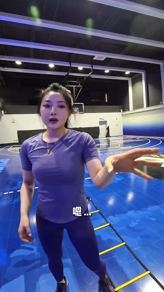 第一视角带你感受一下体验篮球女教练的私教课
