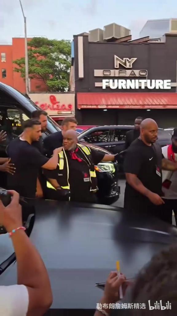 全球顶流!东契奇参加活动,狂热球迷们一拥而上!