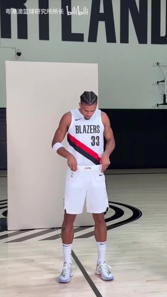 期待开拓者16号球衣!夏普、卡马拉上身展示开拓者新款球衣!