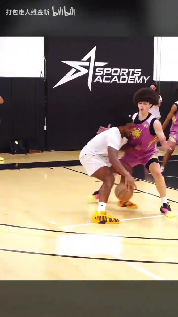 又是一点没闲着的休赛期!米切尔突袭精英训练营降维打击!