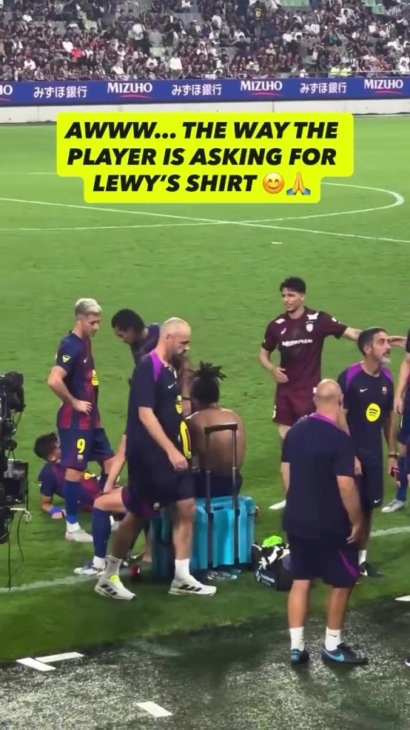 这也是助攻!拉菲尼亚牵线搭桥帮助对手拿到莱万球衣!