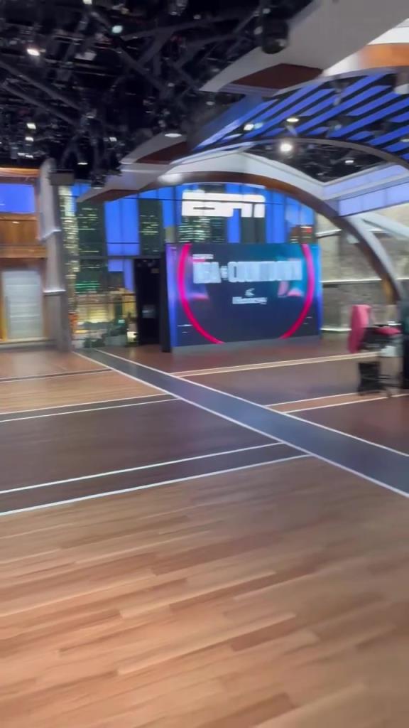 这投篮姿势有点东西!美国杨毅此前演播室内展示篮球技术!