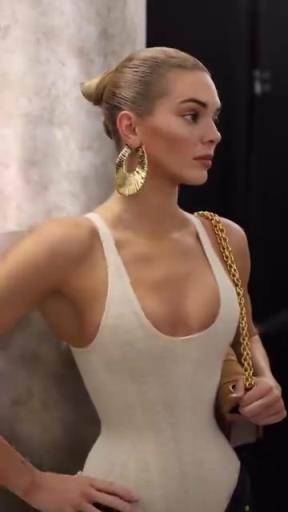 肯豆金发连体衣走秀,和平时反差不小