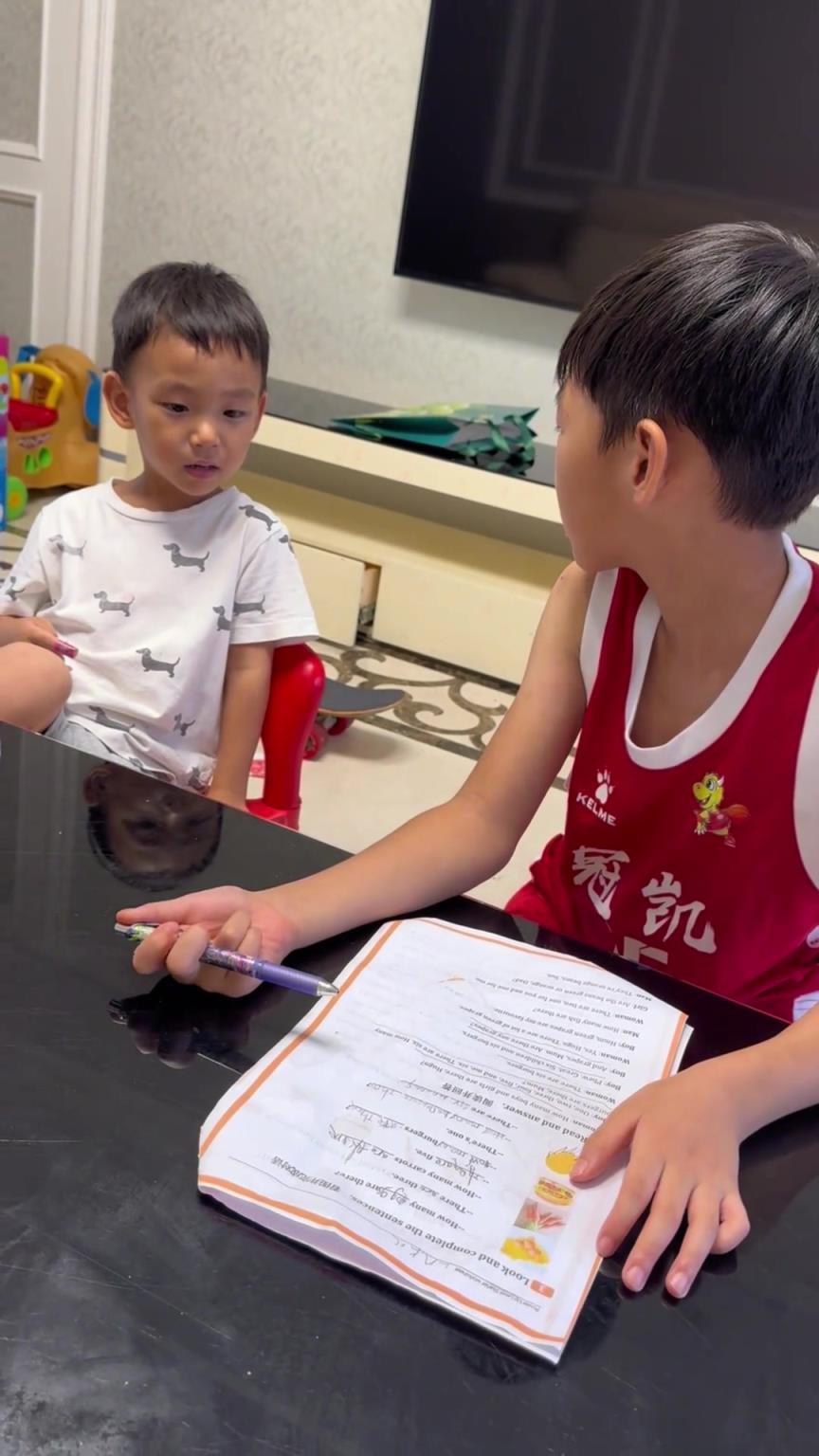 周琦儿子:我爸可是周琦 我不会打篮球太丢人了