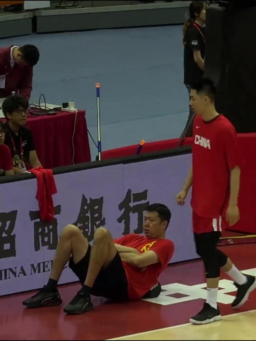 开始热身?王治郅喊朱俊龙拿来泡沫轴自己拉伸