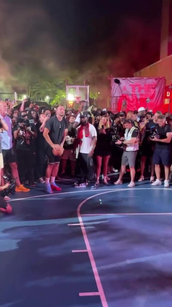 手痒!活动现场东契奇表示要投一下球