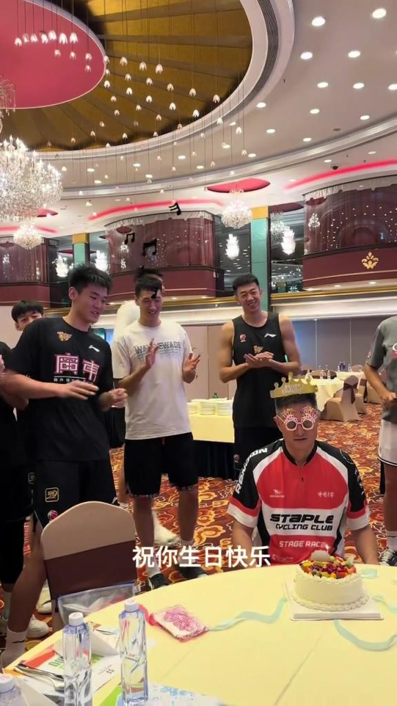 杜峰生日唱生日歌时徐昕疑似想提前离开被队友劝回