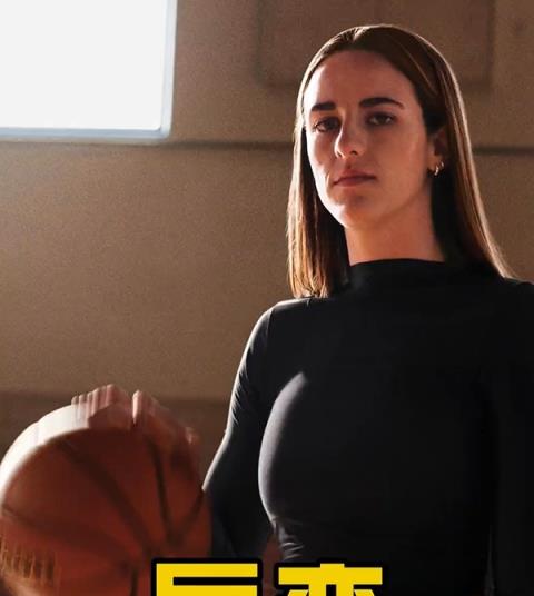 克拉克穿搭风格从穿普拉达的女王秒变假小 原因竟然是?