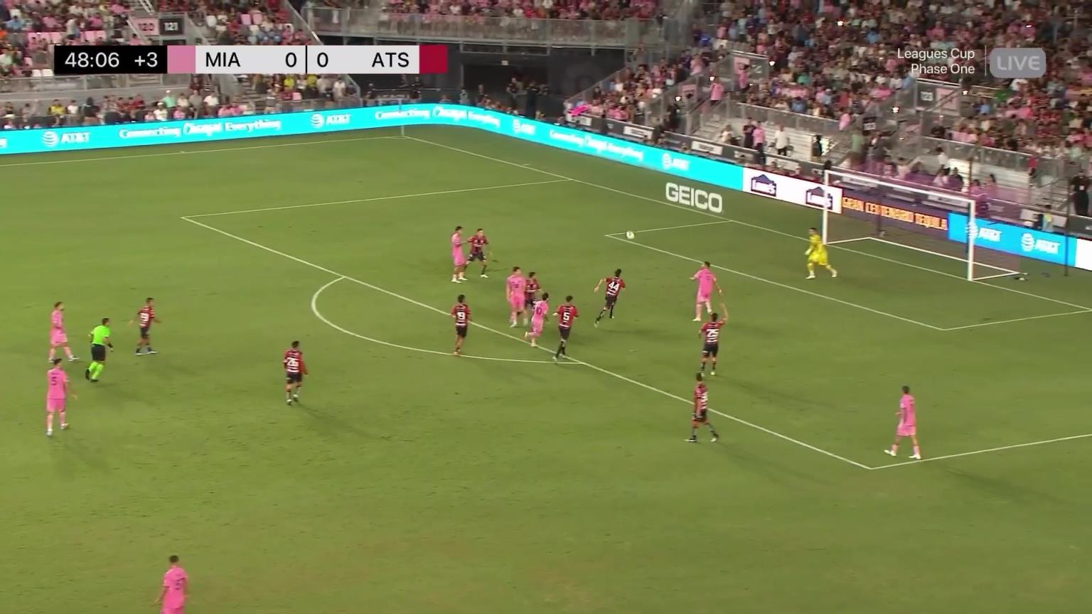 疲态尽显!苏亚雷斯爆射中框,换以前这种机会大概率进了