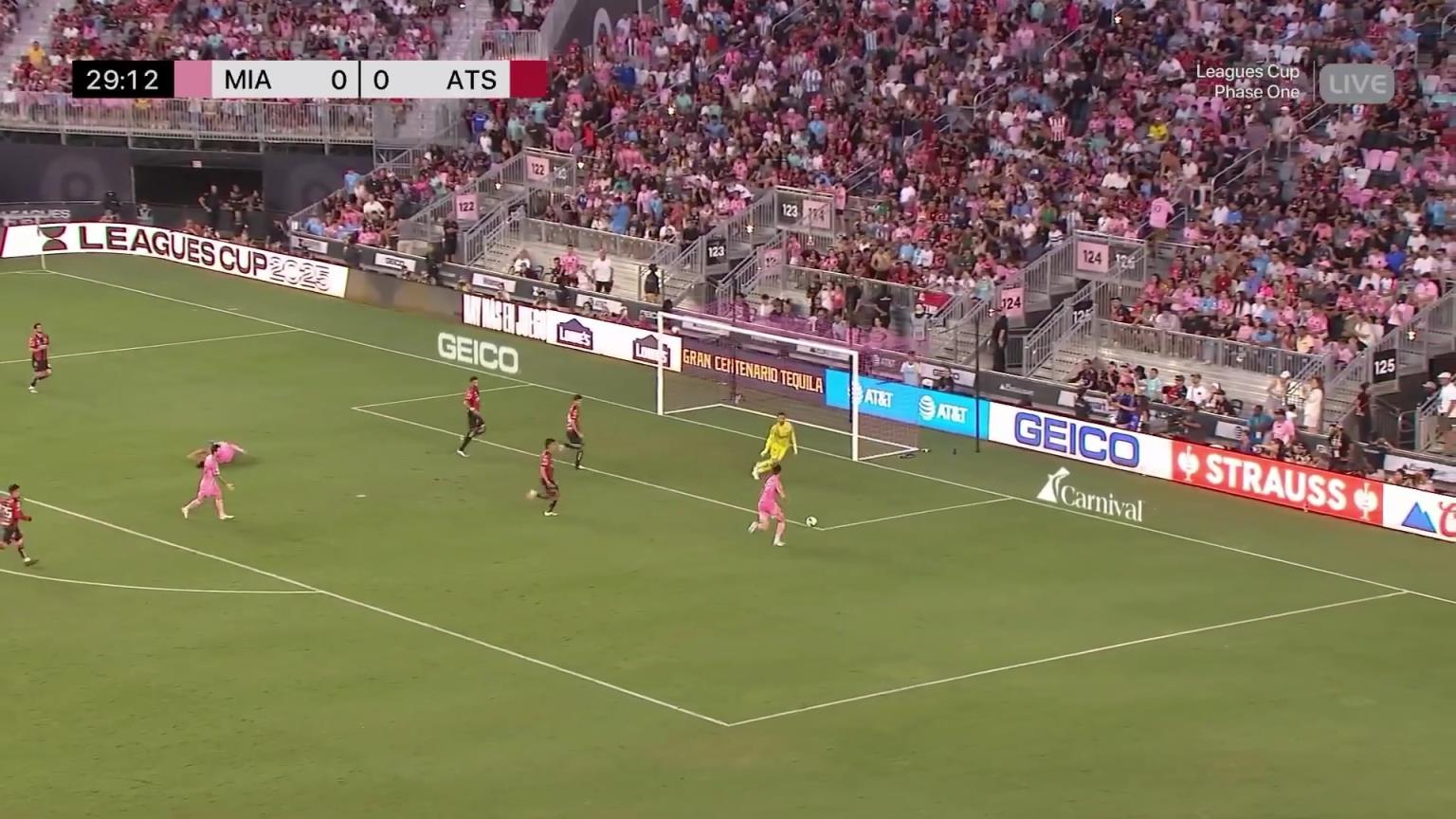 队友中超级!阿连德大空位机会停球3米远