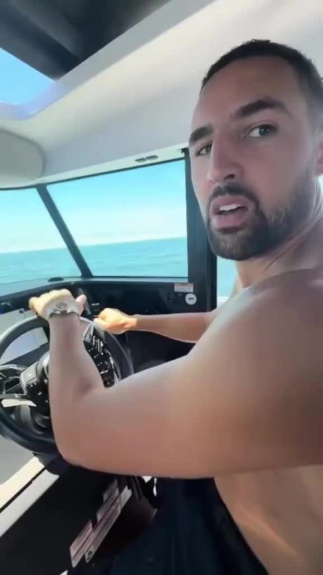 真幸福!克莱跟女友一起出海钓鱼