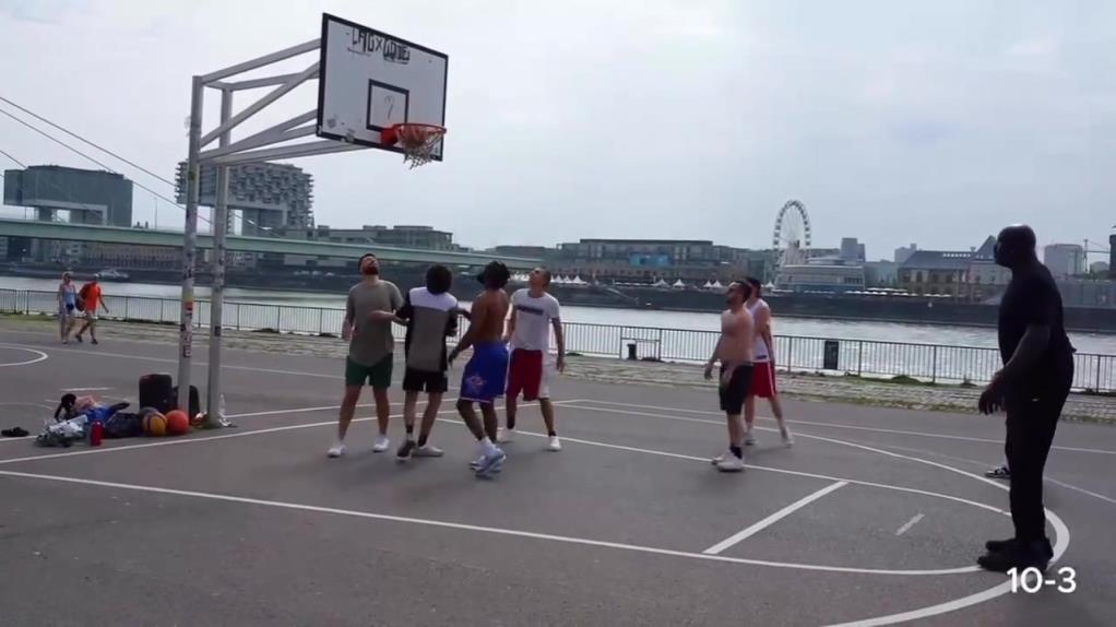 奥尼尔室外打野球 各种站外线发牌 结果球传出去回不来了~