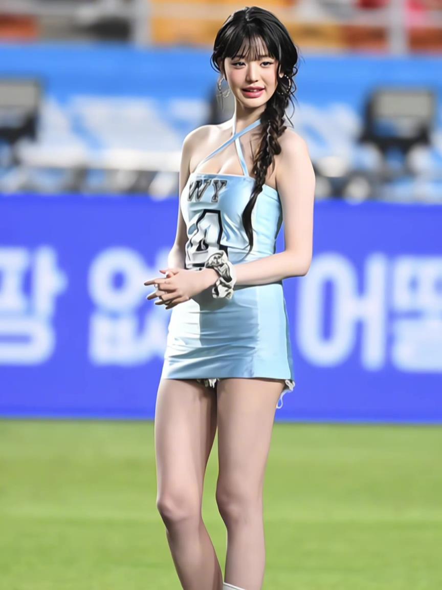 可爱脸蛋性感身材!张元英浓妆吊带开球,踢疵后害羞捂脸