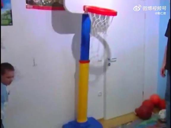 东契奇小时候在家中打球录像!那时候的詹姆斯已经在打NBA了~