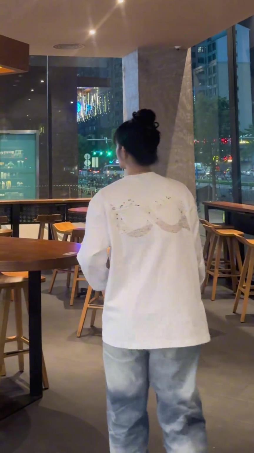 你不用在打球和我之间做选择,因为我会陪你去...