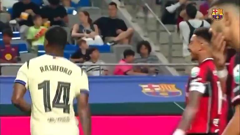 着实开心!拉什福德上场时与林加德击掌,二人都乐开了花