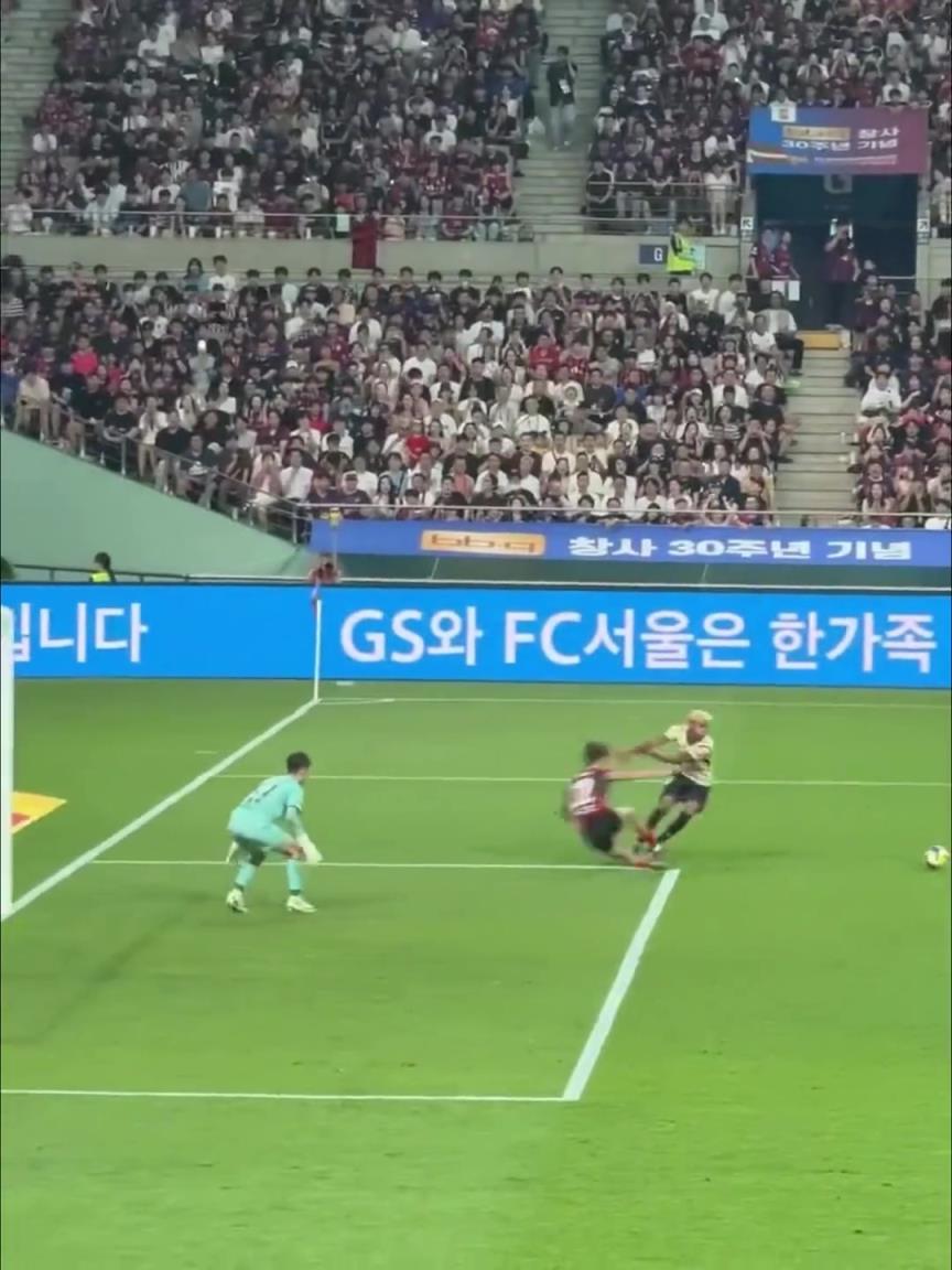 脚踝终结者!亚马尔禁区内晃飞对手后冷静内切破门,看呆现场球迷