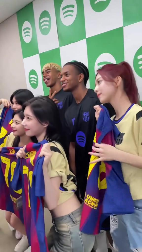 玩得嗨!巴萨球员与韩国女团ITZY进行互动&合影
