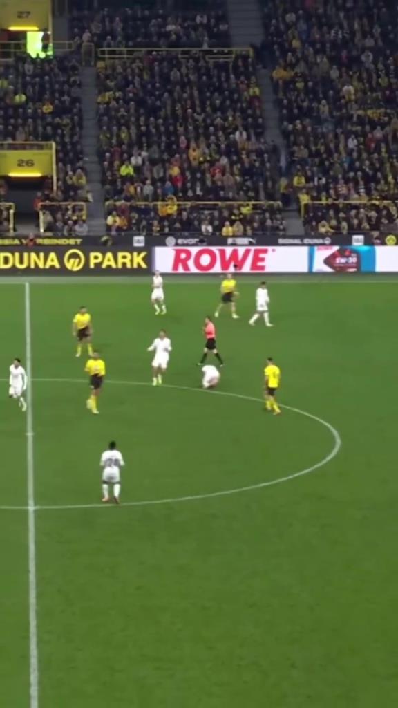 詹詹自喜!名场面:埃姆雷詹红牌取消然后还打入点球!