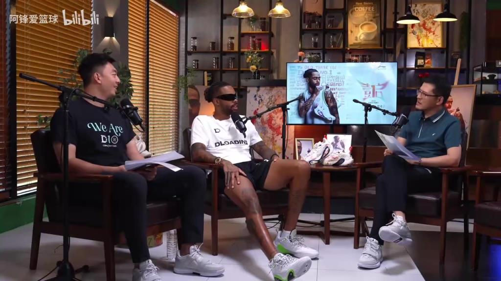 拉塞尔此前:詹姆斯是没有缺点的篮球运动员,他喜欢队友做自己!