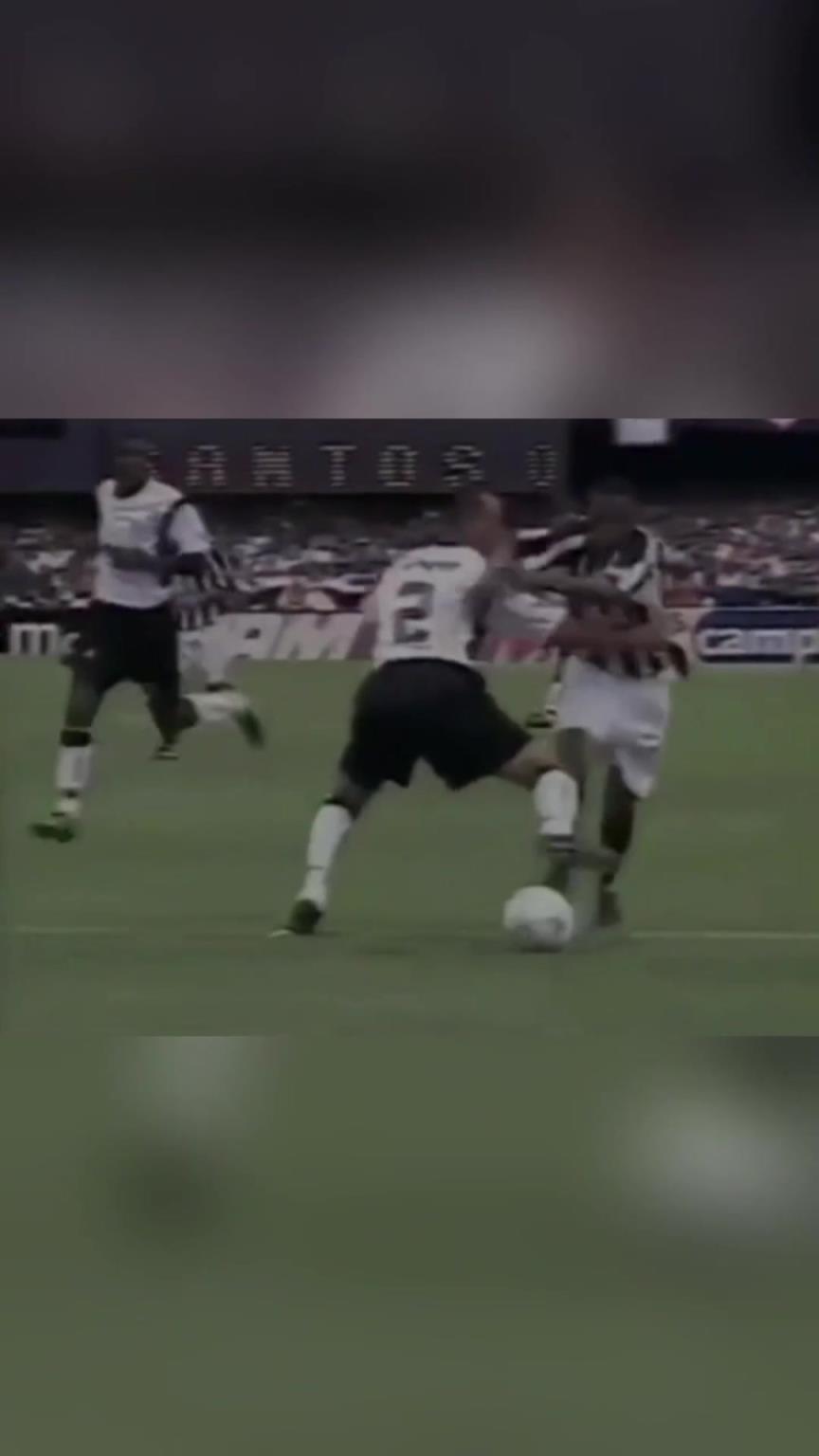 17岁的罗比尼奥疯狂连踩8次单车!从此获得单车少年称号!