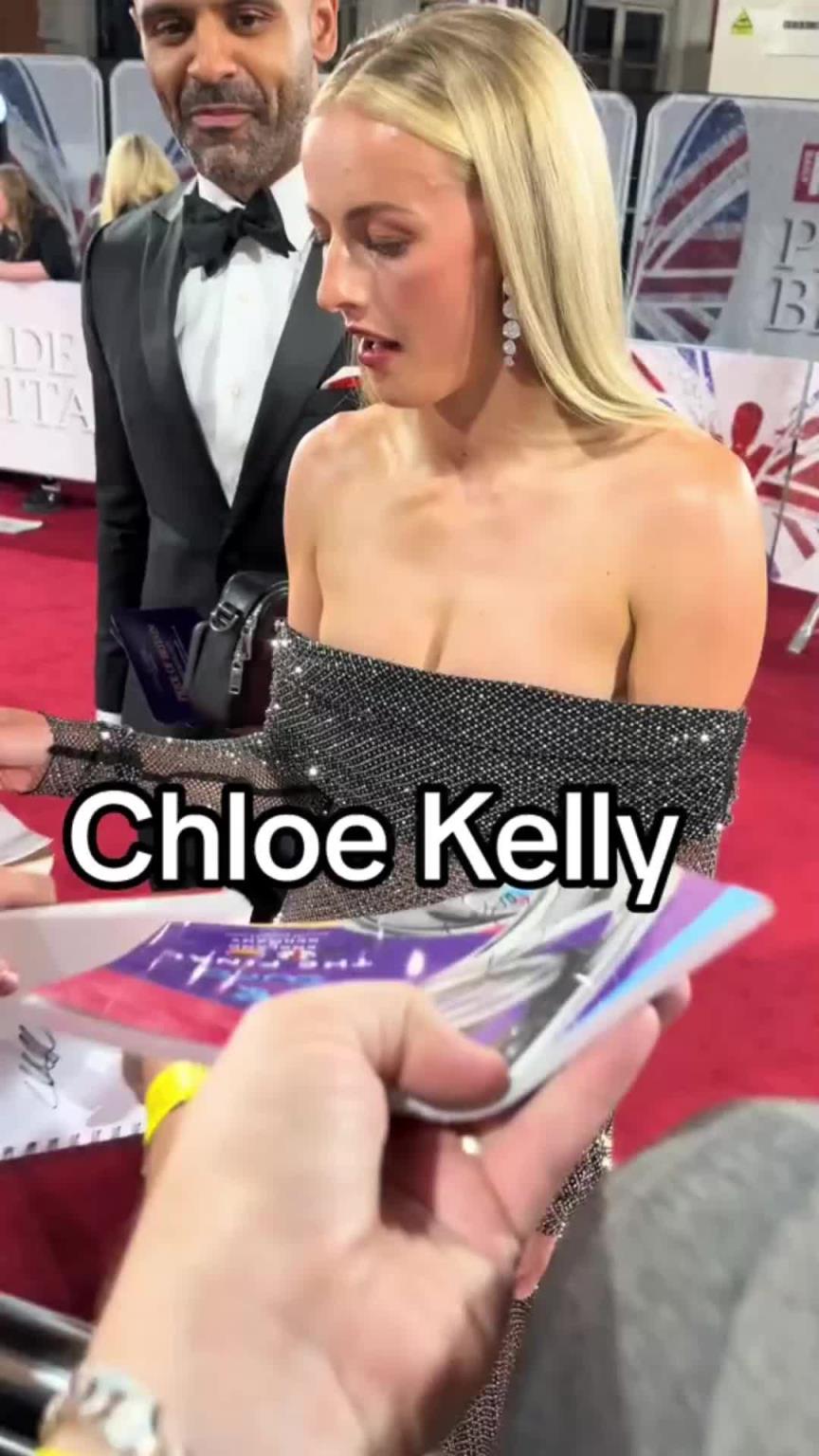 太吸睛了!凯利为球迷签名,美丽大方好身材一览无余!