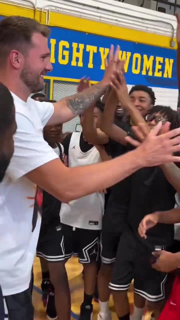 东契奇现身芝加哥 这个视角下瘦的没网传的那么明显