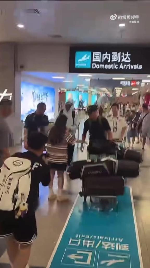 人气真的高啊!里夫斯抵达厦门,球迷早早等候接机