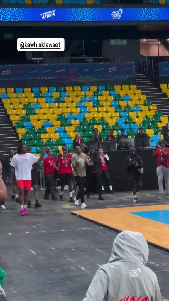 小卡现身非洲参加活动,这发型看起来相当狂野啊!