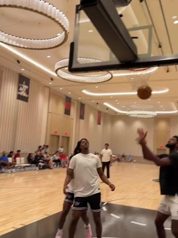 炮哥老当益壮!保罗背运后转身衔接后仰跳投,这套连招真的帅啊!