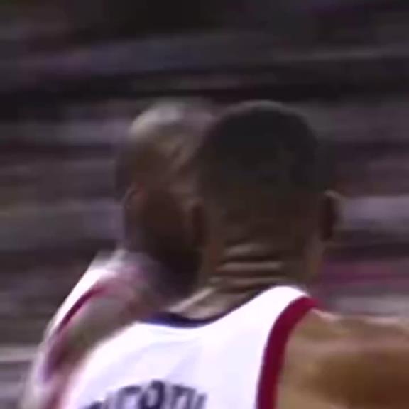 奥尼尔在FIBA赛场上也是无敌般的存在啊,谁敢挡在他前面?