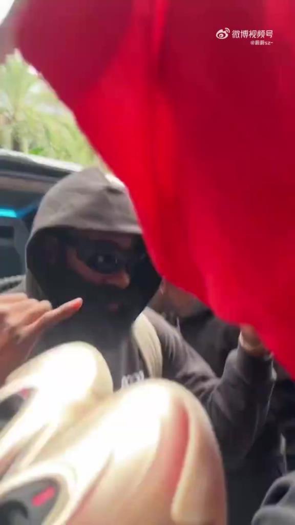 胡子球手驾临!哈登抵达中国,到酒店的时候被围得水泄不通