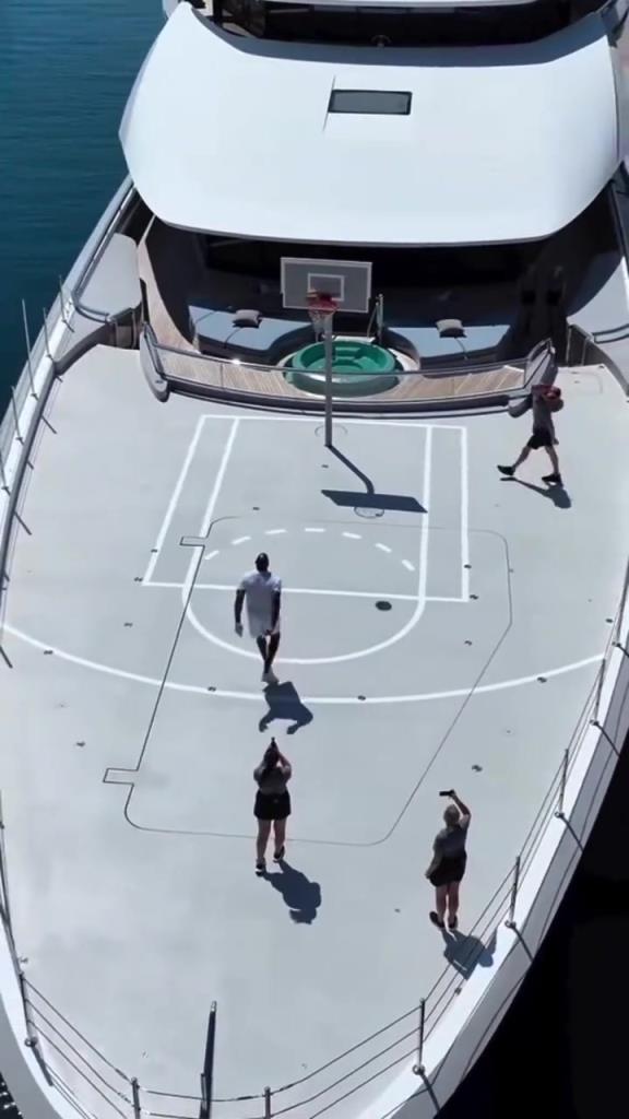 简简单单游艇上打球!他是谁?奥胖-乔丹-魔术师?