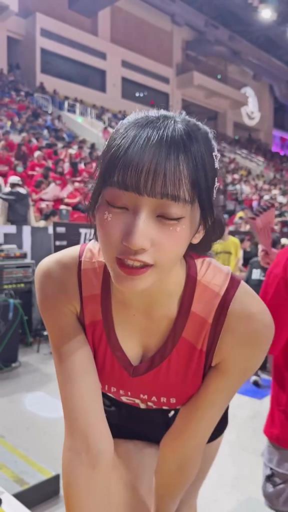 中国台湾啦啦队场边可爱对话:明明来看其他女生,还说是来看我的