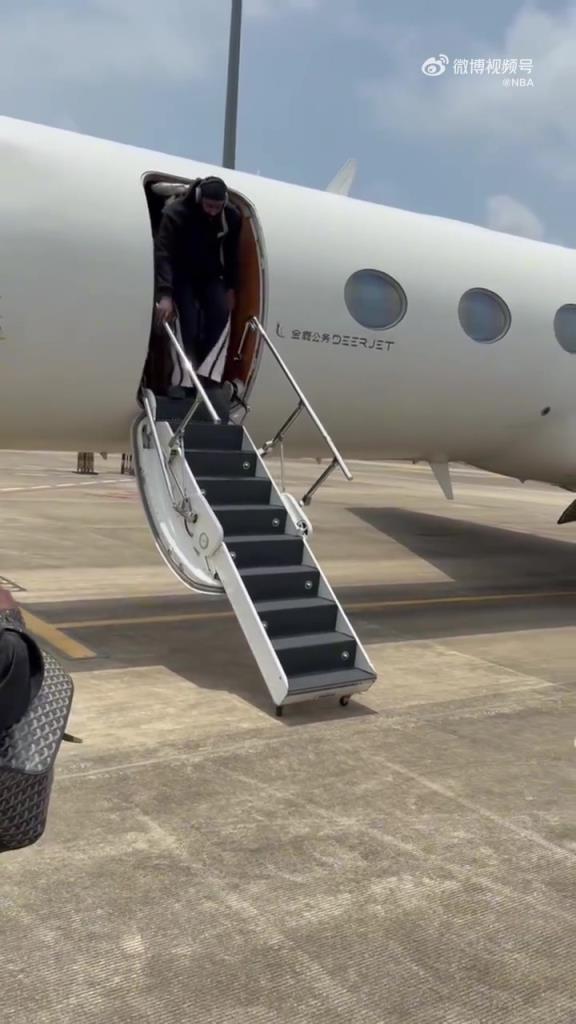 大棉袄+棉拖!哈登抵达中国,下飞机这穿搭松弛感满满!