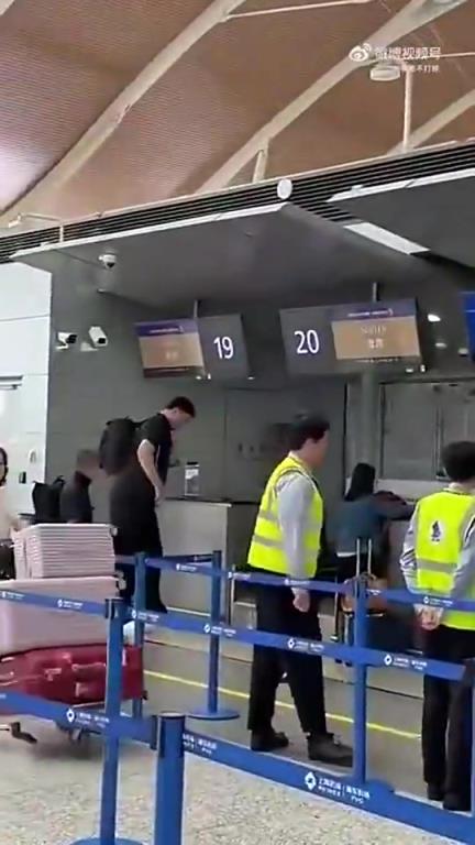 网友在机场拍到姚明:这包也太紧了吧,大姚背得难受!
