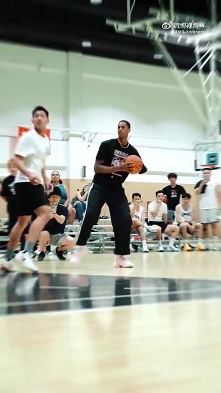 太励志了!独臂杜兰特单挑程鑫凯,一只手还能这么运的?