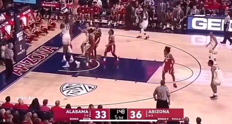 18年艾顿为何能力压东契奇成为状元?在大学时打球居然如此残暴