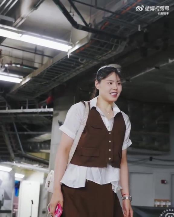 李月汝赛前入场穿搭,看着越来越可爱了啊