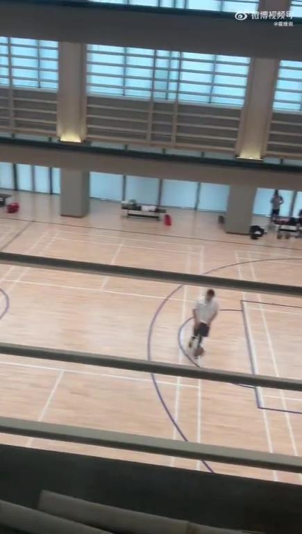 肚子似乎有点大啊!哈登来到中国也不忘训练,被球迷拍下来了
