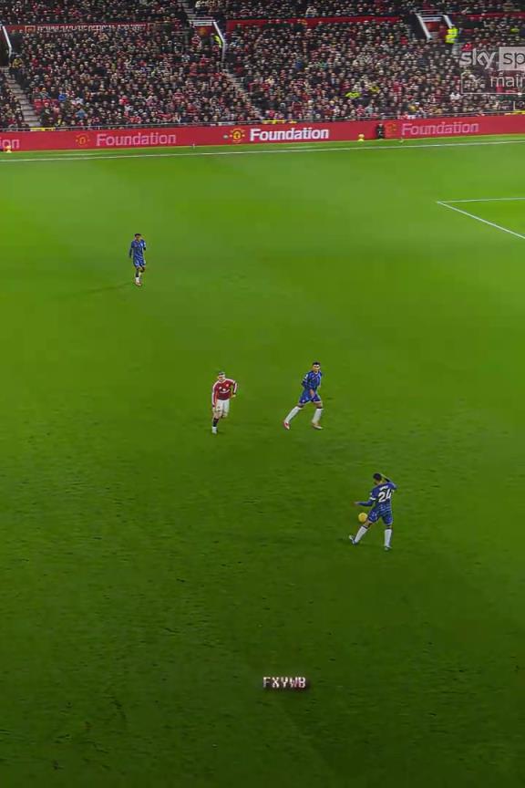 灵感乍现!帕尔默这个1过2太漂亮了!完美的一脚触球!