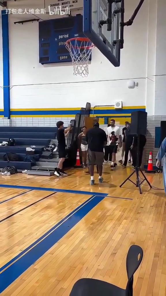 球迷的最爱!东契奇看望小球迷们被团团围住!真是瘦多了啊~