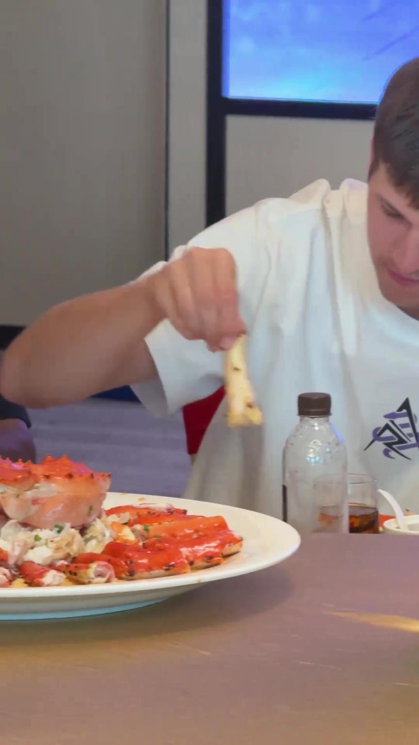 里夫斯:好吃,好吃,实在太好吃了!