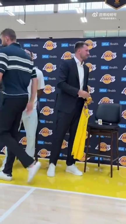 东契奇续约现场,艾顿&文森特&彪哥等人纷纷赶到,众人齐合影