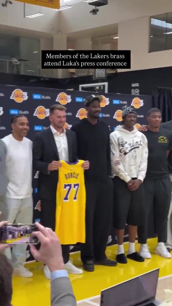 网友调侃:东契奇虽然减重了,但站在艾顿身边还是看着蛮大只的