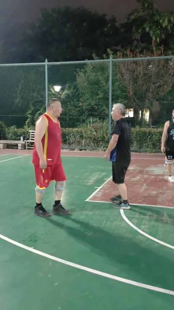 各种卧槽!野球场70岁大爷的投篮还可以吧?