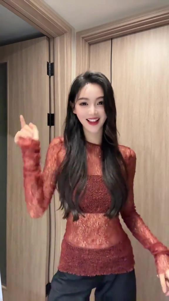 被媚住了!美女主播金佳悦一身红色镂空上衣尬舞: 媚功修炼中~