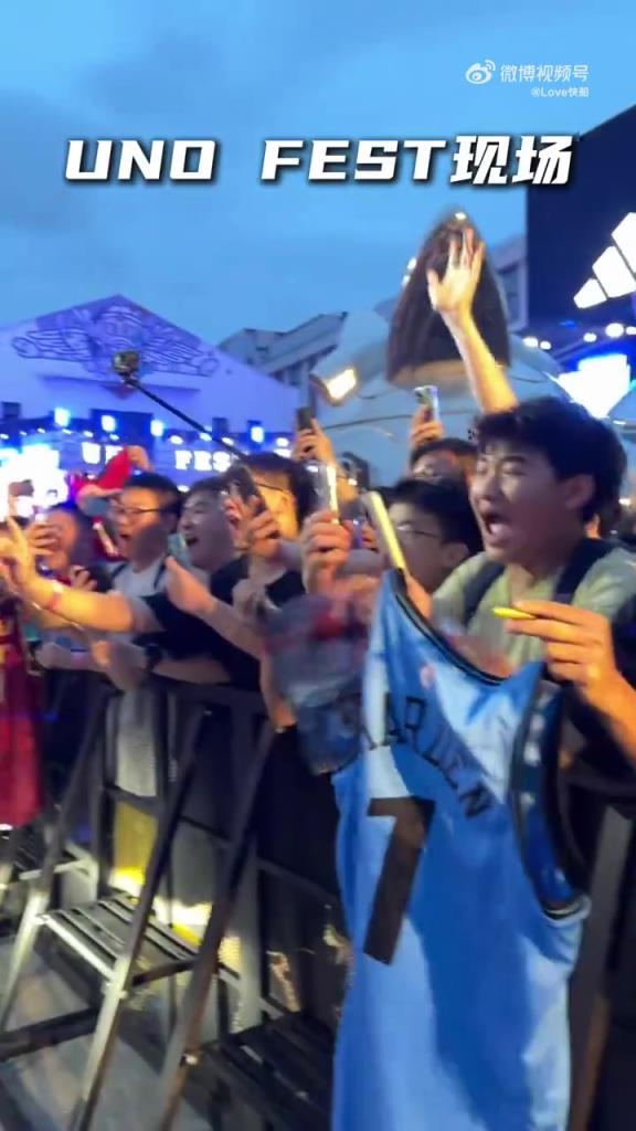 登哥把自己的粉色跑车也开来中国了!周玲安一旁与粉丝激情互动